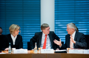 Konstituierung des Verteidigungsausschusses. Bundestagsvizepräsident Peter Hintze übergibt den Ausschuss an den Vorsitzenden Hans-Peter Bartels.
© Deutscher Bundestag / Simone M. Neumann