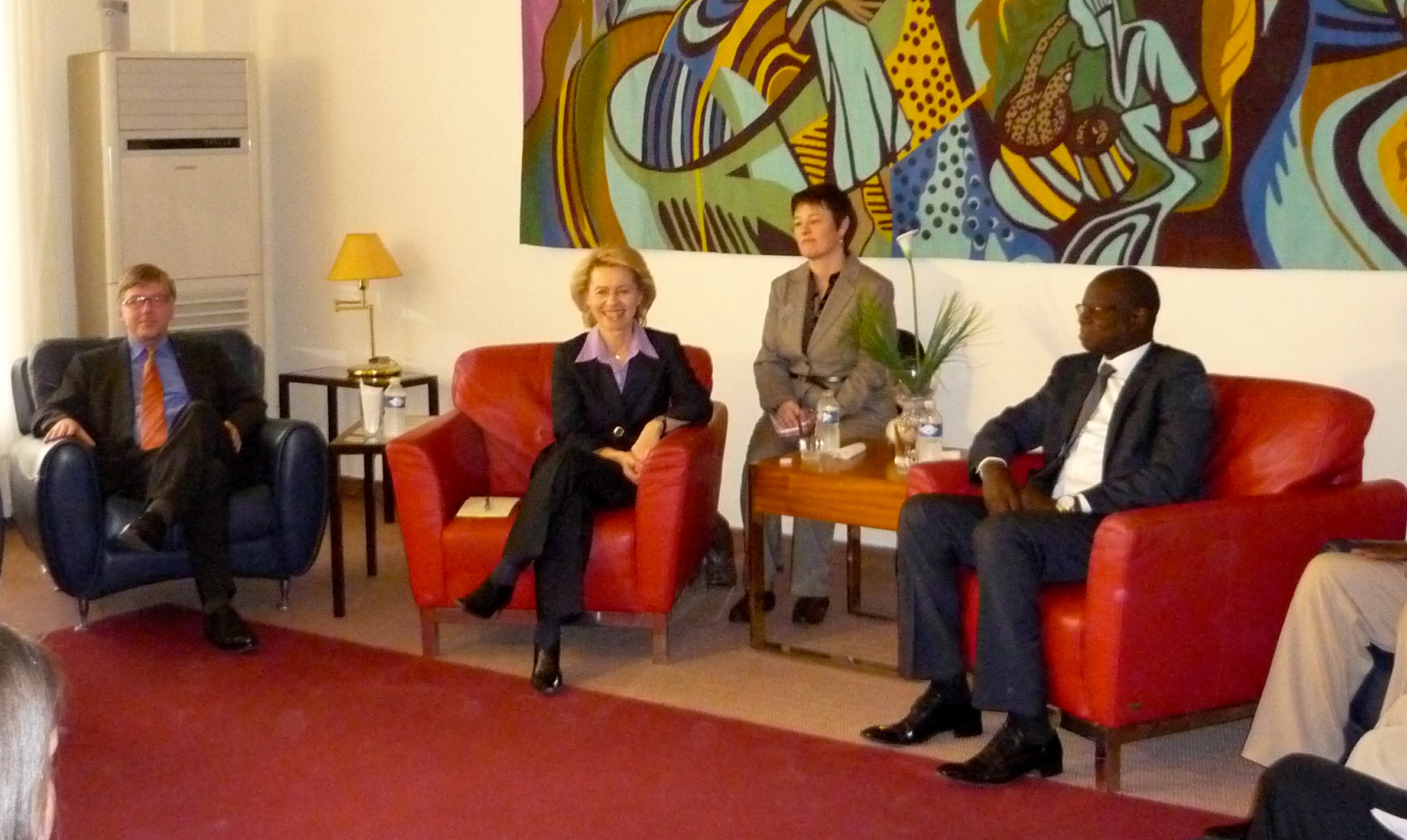 Hans-Peter Bartels und Bundesverteidigungsministerin Ursula von der Leyen im Gespräch mit dem senegalesischen Verteidigungsminister Augustin Tine. Foto: Hans-Ulrich Gerland